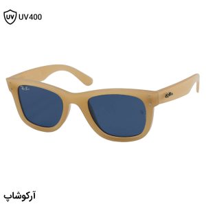 عکس از عینک آفتابی ریبن با فریم ویفرر ریورس، رنگ کرمی براق و لنز رنگ آبی تیره و لولا دوبل مدل RB R0502S