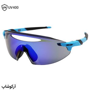 عکس از عینک ورزشی اوکلی با فریم و دسته مشکی و آبی رنگ، لنز آینه‌ای و آبی تیره و prizm مدل oo9407