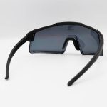 عکس از عینک ورزشی OAKLEY با فریم و دسته مشکی رنگ و لنز دودی تیره مدل OA9917