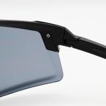 عکس از عینک ورزشی OAKLEY با فریم و دسته مشکی رنگ و لنز دودی تیره مدل OA9917