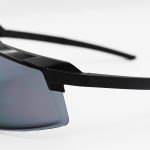عکس از عینک ورزشی OAKLEY با فریم و دسته مشکی رنگ و لنز دودی تیره مدل OA9917