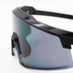 عکس از عینک ورزشی OAKLEY با فریم و دسته مشکی رنگ و لنز دودی تیره مدل OA9917