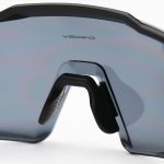 عکس از عینک ورزشی OAKLEY با فریم و دسته مشکی رنگ و لنز دودی تیره مدل OA9917