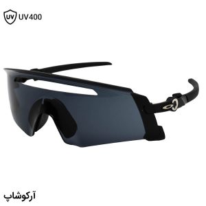 عکس از عینک ورزشی اوکلی با فریم و دسته مشکی رنگ و لنز دودی تیره و prizm مدل oa9920