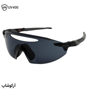 عکس از عینک ورزشی oakley با فریم و دسته مشکی رنگ و لنز دودی تیره و prizm مدل oo9407