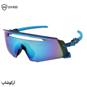 عکس از عینک ورزشی OAKLEY با فریم و دسته آبی رنگ و لنز آینه‌ای و آبی رنگ و Prizm مدل OA9920