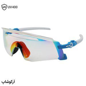 عکس از عینک ورزشی اوکلی با فریم و دسته آبی رنگ و لنز آینه‌ای و چند رنگ و Prizm مدل OA9920