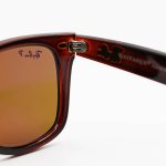 عکس از عینک آفتابی Ray-Ban با فریم قهوه‌ای براق، شکل ویفرر، لولا دوبل، لنز قهوه‌ای تیره، جنس شیشه، پلاریزه و آنتی رفلکس مدل RB2140-901