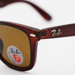 عکس از عینک آفتابی Ray-Ban با فریم قهوه‌ای براق، شکل ویفرر، لولا دوبل، لنز قهوه‌ای تیره، جنس شیشه، پلاریزه و آنتی رفلکس مدل RB2140-901