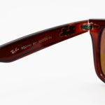 عکس از عینک آفتابی Ray-Ban با فریم قهوه‌ای براق، شکل ویفرر، لولا دوبل، لنز قهوه‌ای تیره، جنس شیشه، پلاریزه و آنتی رفلکس مدل RB2140-901