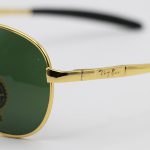 عکس از عینک آفتابی Ray-Ban با فریم خلبانی، بیس دار، طلایی رنگ، لنز سبز تیره، آنتی رفلکس و از جنس شیشه مدل RB8327