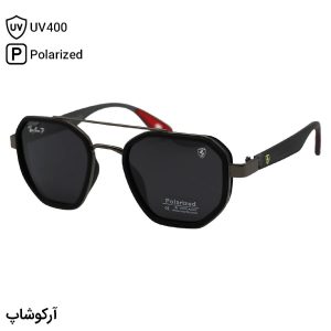 عکس از عینک آفتابی ریبن و فراری با فریم مشکی و نوک مدادی، شکل چندضلعی، دسته طوسی و لنز دودی تیره و پلاریزه مدل P9009