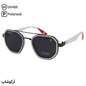 عکس از عینک آفتابی Ray-Ban و FERRARI با فریم نوک مدادی و سفید یخی، شکل چندضلعی، و لنز دودی تیره و پلاریزه مدل P9009