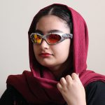 عکس از عینک آفتابی اوکلی با فریم شکل بیضی و لنز پلاریزه مدل 9367 بر روی صورت فاطمه ابراهیم زاده