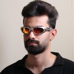 عکس از عینک آفتابی اوکلی با فریم شکل بیضی و لنز پلاریزه مدل 9367 بر روی صورت محمدحسین ابراهیم زاده