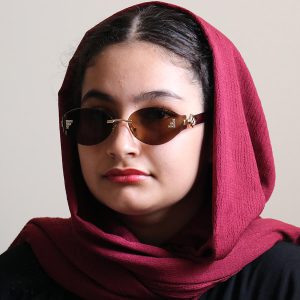 عکس از عینک آفتابی زنانه فندی با طرح فریملس و شکل بیضی مدل 99009 بر روی صورت فاطمه ابراهیم زاده