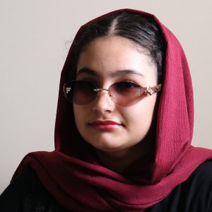 عکس از عینک آفتابی زنانه فندی با طرح فریملس و شکل بیضی مدل 99009 بر روی صورت فاطمه ابراهیم زاده