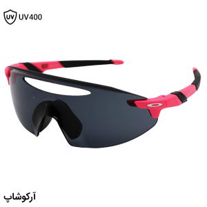 عکس از عینک ورزشی OAKLEY با فریم و دسته صورتی رنگ و لنز دودی تیره و Prizm مدل OO9407