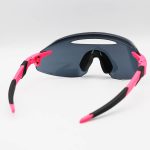 عکس از عینک ورزشی OAKLEY با فریم و دسته صورتی رنگ و لنز دودی تیره و Prizm مدل OO9407