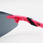 عکس از عینک ورزشی OAKLEY با فریم و دسته صورتی رنگ و لنز دودی تیره و Prizm مدل OO9407