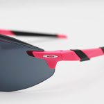عکس از عینک ورزشی OAKLEY با فریم و دسته صورتی رنگ و لنز دودی تیره و Prizm مدل OO9407