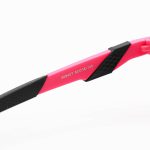 عکس از عینک ورزشی OAKLEY با فریم و دسته صورتی رنگ و لنز دودی تیره و Prizm مدل OO9407