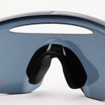 عکس از عینک ورزشی OAKLEY با فریم و دسته صورتی رنگ و لنز دودی تیره و Prizm مدل OO9407