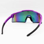 عکس از عینک ورزشی OAKLEY با فریم و دسته بنفش رنگ، عدسی آینهای و چند رنگ مدل OA9917