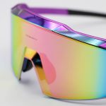 عکس از عینک ورزشی OAKLEY با فریم و دسته بنفش رنگ، عدسی آینهای و چند رنگ مدل OA9917