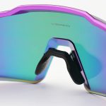 عکس از عینک ورزشی OAKLEY با فریم و دسته بنفش رنگ، عدسی آینهای و چند رنگ مدل OA9917
