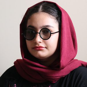 عکس از عینک آفتابی با لنز دوبل، چرخشی، تیرگی قابل تنظیم، پلاریزه، فریم شکل گرد مدل 5200 بر روی صورت فاطمه ابراهیم زاده