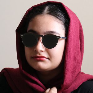 عکس از عینک آفتابی با لنز دوبل، چرخشی، تیرگی قابل تنظیم، پلاریزه، فریم شکل گرد و دسته فنری مدل 5201 بر روی صورت فاطمه ابراهیم زاده