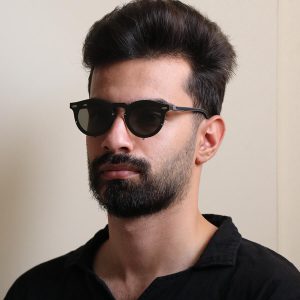 عکس از عینک آفتابی با لنز دوبل، چرخشی، تیرگی قابل تنظیم، پلاریزه، فریم شکل گرد و دسته فنری مدل 5201 بر روی صورت محمدحسین ابراهیم زاده
