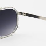 عکس از عینک آفتابی Emporio Armani با فریم شکل چندضلعی، رنگ نقره‌ای و بی‌رنگ و لنز دودی سایه روشن مدل 8046