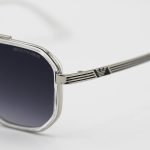 عکس از عینک آفتابی Emporio Armani با فریم شکل چندضلعی، رنگ نقره‌ای و بی‌رنگ و لنز دودی سایه روشن مدل 8046