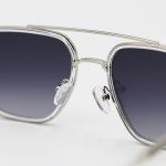 عکس از عینک آفتابی Emporio Armani با فریم شکل چندضلعی، رنگ نقره‌ای و بی‌رنگ و لنز دودی سایه روشن مدل 8046