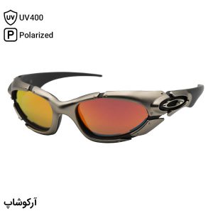عکس از عینک آفتابی اوکلی با فریم رنگ نقره‌ای، شکل بیضی، لنز پلاریزه، جیوه‌ای و قرمز به همراه پک اصلی مدل 9367