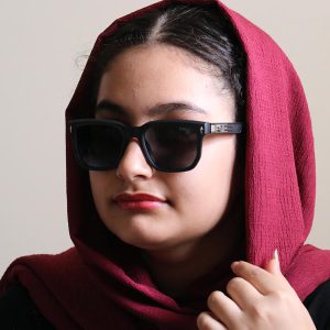 عکس از عینک آفتابی گوچی با فریم شکل مربعی، لنز پلاریزه و دسته فنردار مدل 7126 بر روی صورت فاطمه ابراهیم زاده