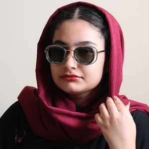عکس ازعینک آفتابی فانتزی LOUIS VUITTON با فریم مربعی شکل و لنز تیره مدل ZS98319 بر روی صورت فاطمه ابراهیم زاده