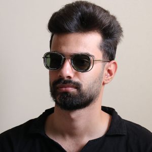 عکس ازعینک آفتابی فانتزی LOUIS VUITTON با فریم مربعی شکل و لنز تیره مدل ZS98319 بر روی صورت محمدحسین ابراهیم زاده