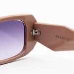 عکس از عینک آفتابی PRADA با فریم مستطیلی شکل، رنگ قهوهای تیره و لنز دودی سایه روشن مدل N3941