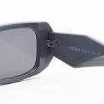 عکس از عینک آفتابی PRADA با فریم مستطیلی شکل، رنگ طوسی تیره و لنز دودی تیره مدل N3941