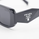 عکس از عینک آفتابی PRADA با فریم مستطیلی شکل، رنگ طوسی تیره و لنز دودی تیره مدل N3941