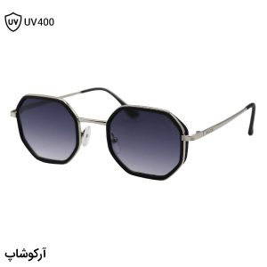عکس از عینک آفتابی پلیس با فریم نقره‌ای رنگ، شکل چند ضلعی و عدسی دودی سایه روشن مدل 8387
